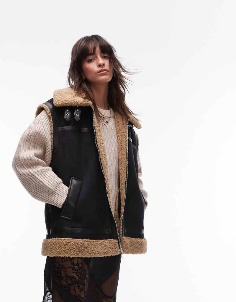 Topshop - Weste in Schwarz aus Wildlederimitat mit Teddyfell von Topshop