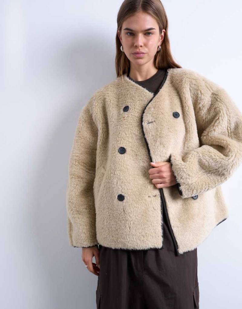 Topshop - Zweireihige Kurzjacke aus Kunstlammfell in Creme mit ovalem Schnitt-Brown von Topshop