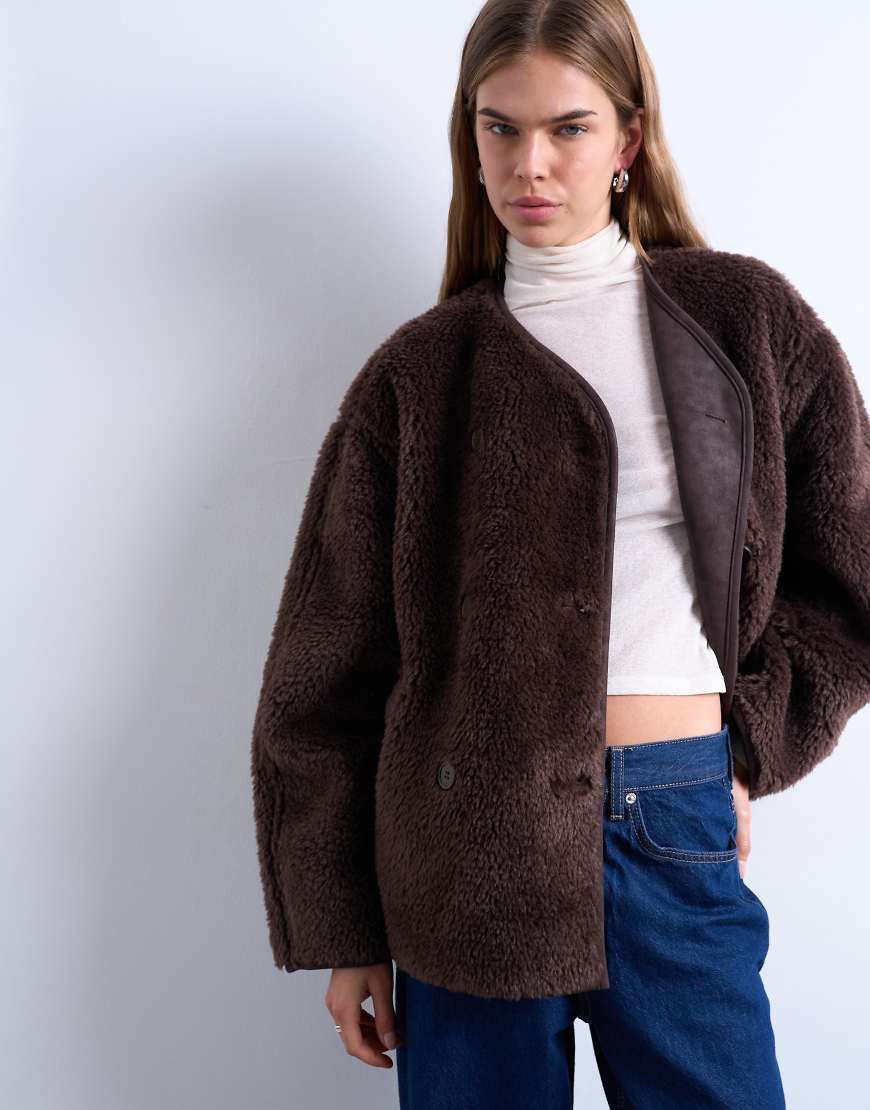 Topshop - Zweireihige Kurzjacke aus Kunstlammfell in Creme mit ovalem Schnitt-Brown von Topshop