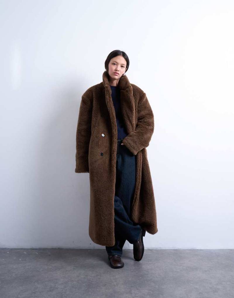 Topshop - Zweireihiger, langer Mantel aus Teddystoff in Braun-Brown von Topshop