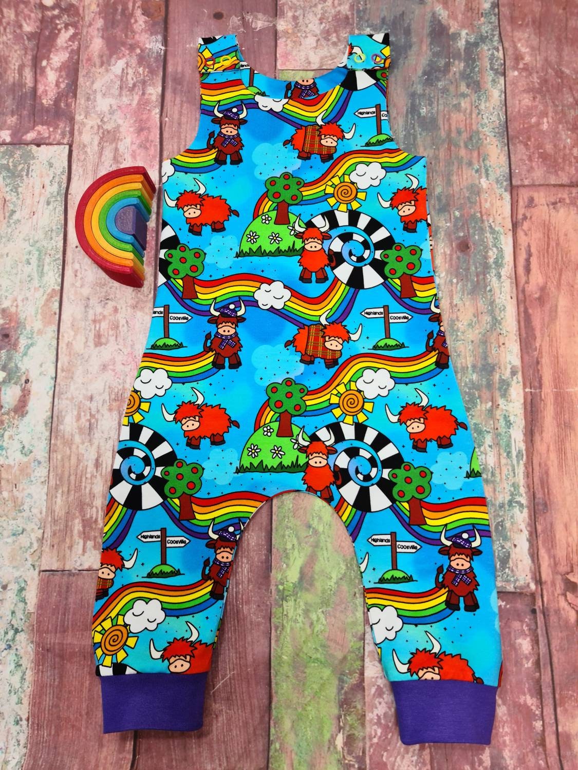 Regenbogen Funky Baby Latzhose, Kinder Bio Baumwolle Strampler, Highland Kuh Latzhose von Topsyandbo