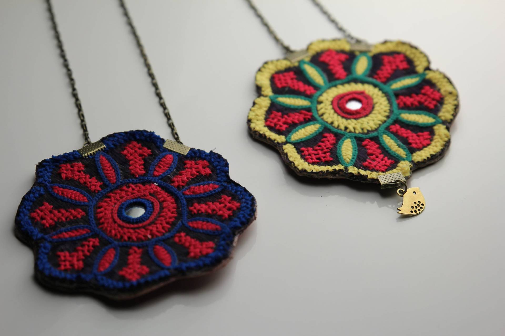 Bestickte Handgestickte Lange Strang Halskette Bestickte Handgestickte Lange Strang Halskette von ToranjTinyTreasures