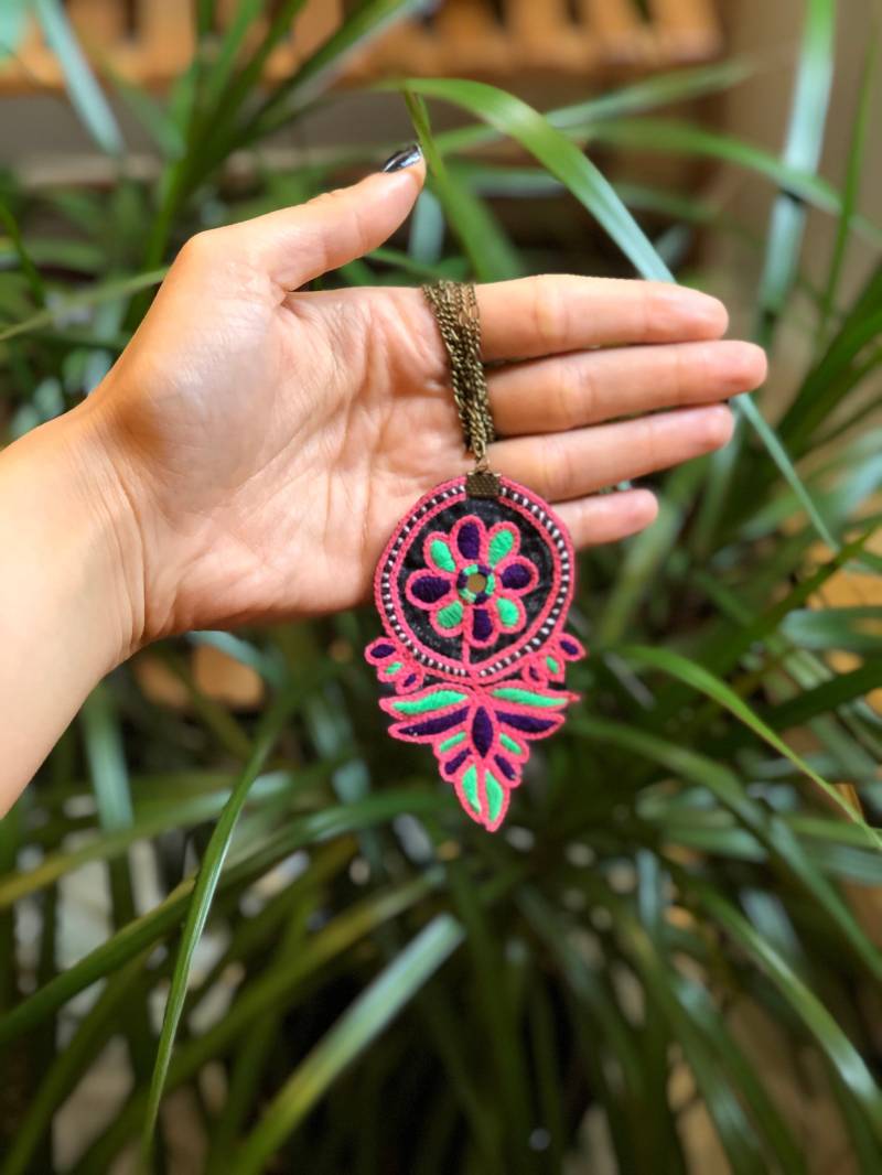 Bestickte Handgestickte Lange Strang Halskette Bestickte Handgestickte Lange Strang Halskette von ToranjTinyTreasures