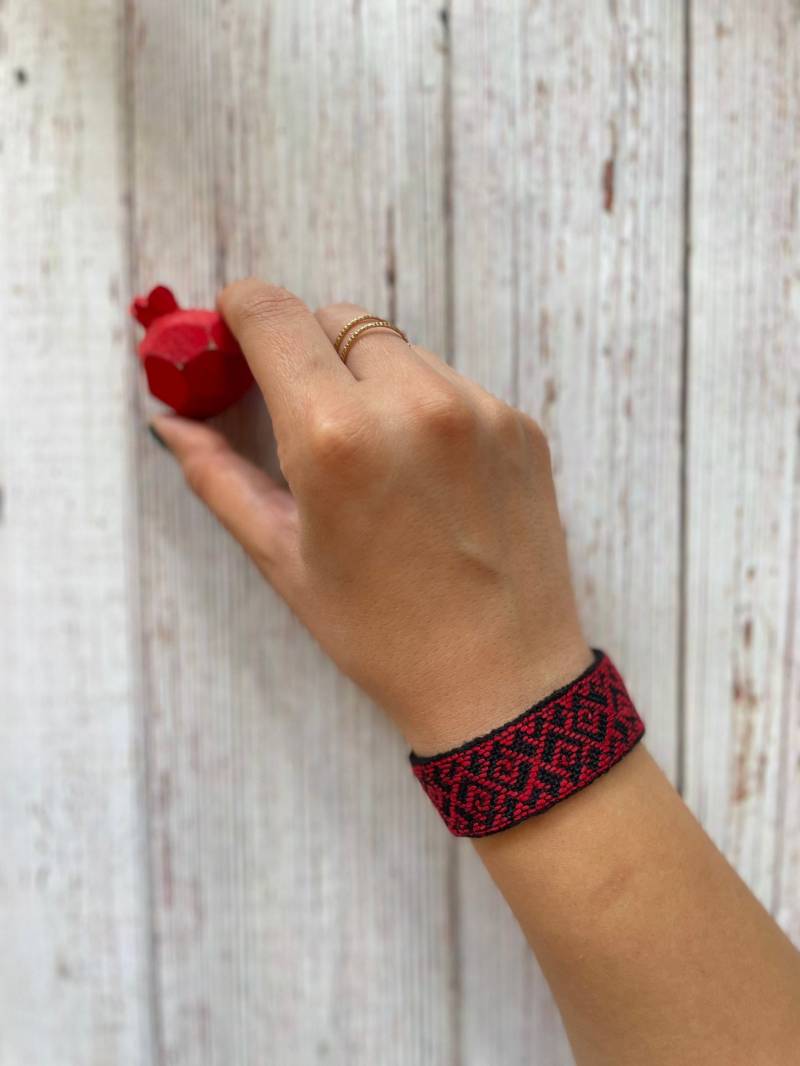 Handgesticktes Armband von ToranjTinyTreasures