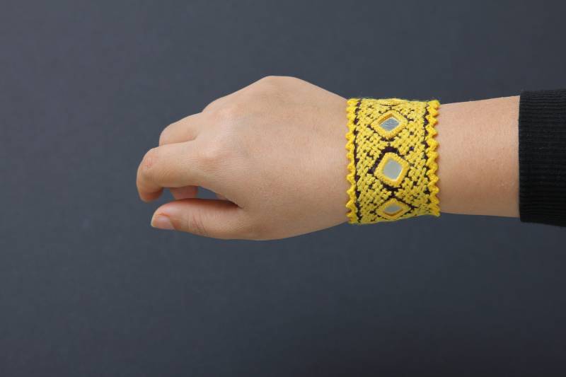 Handgesticktes Armband Handgesticktes Armband von ToranjTinyTreasures