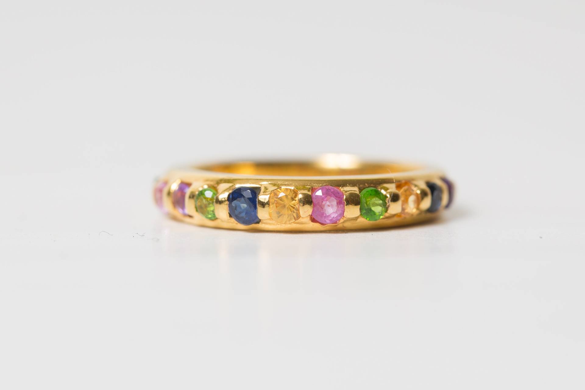 18 K Gold Und Saphir Regenbogen Ring 18 K Gold Und Saphir Regenbogen Ring von TorrieJasuwanJewelry