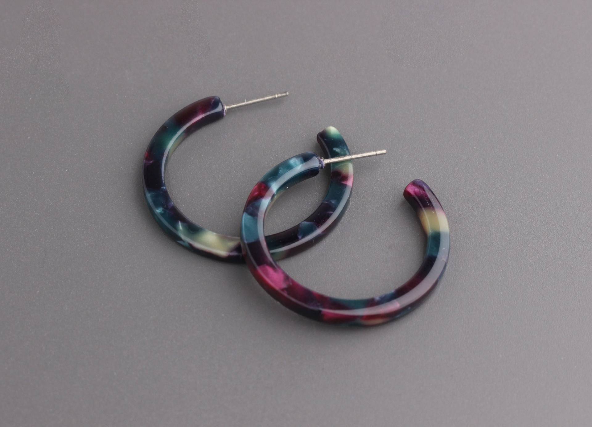 Grün Lila Creolen Zubehör, 1 Paar, Galaxy Creolen, Kleine Dünne Acetat Schildpatt Ear054-30-Gxy Grün Lila Creolen Zubehör, 1 Paar, Galaxy Creolen, Kleine Dünne Acetat Schildpatt Ear054-30-Gxy von TortoiseShellSupply