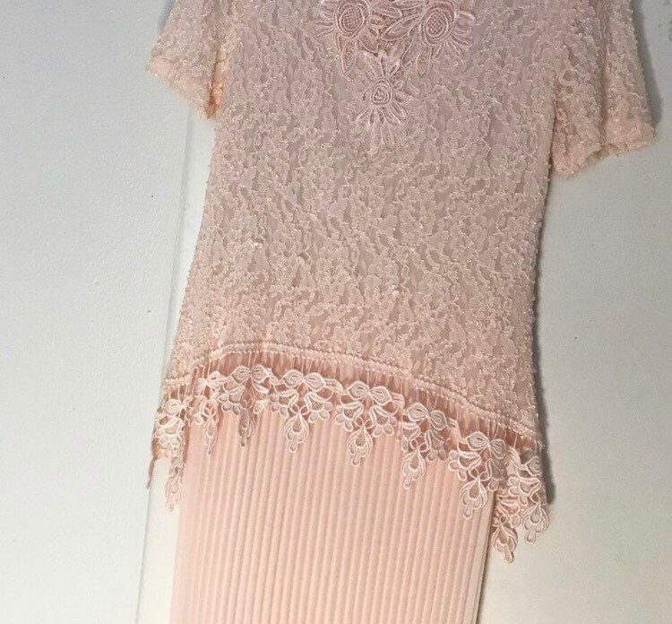 Einzigartige Vintage Rosa Detaillierte Spitze Gerüschtes Kleid Einzigartige Vintage Rosa Detaillierte Spitze Gerüschtes Kleid von TotaleTaxidermy