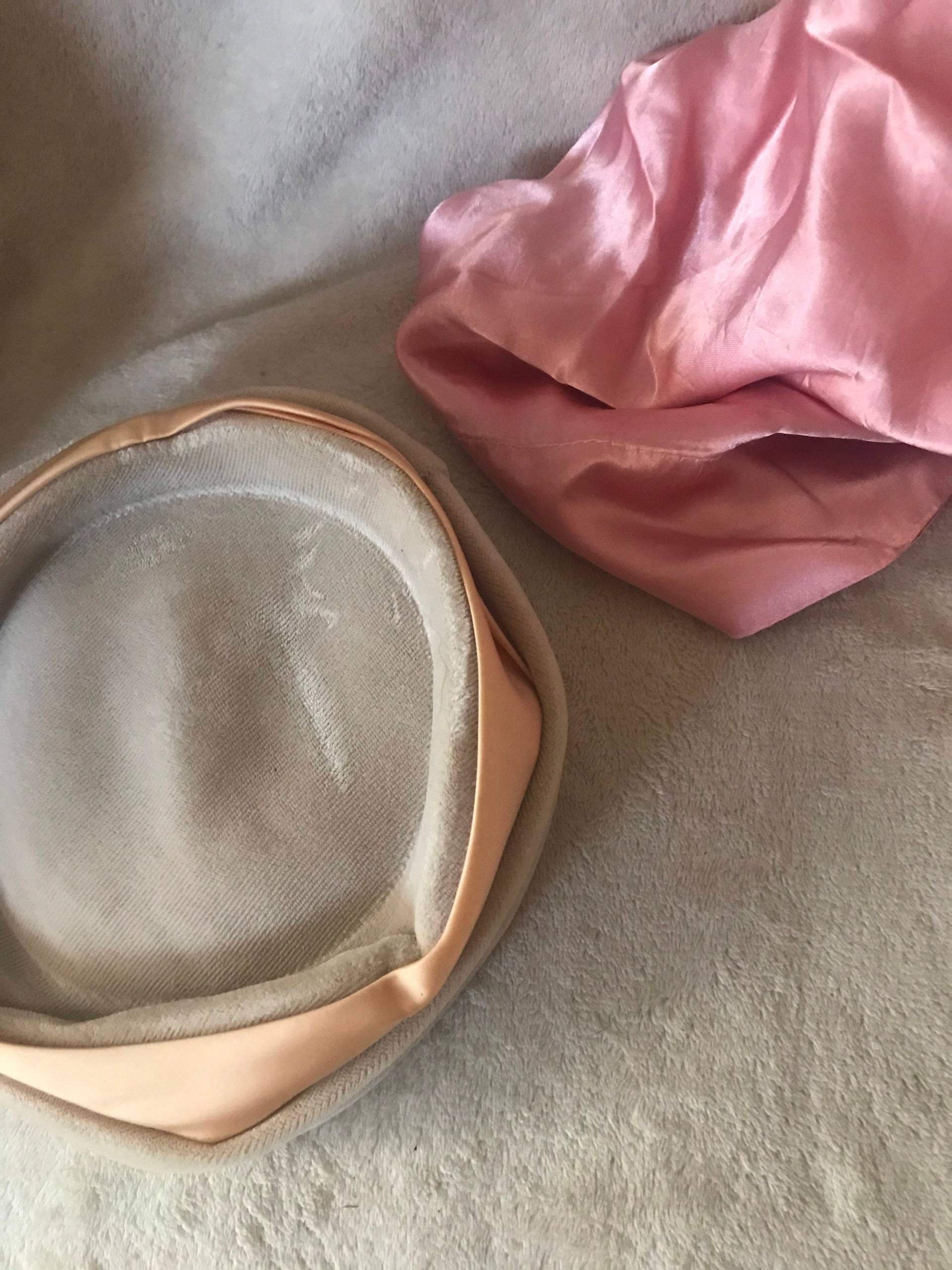 Vintage 50Er Jahre Hut Aus Velours Mit Pinker Schleife Vintage 50Er Jahre Hut Aus Velours Mit Pinker Schleife von TotaleTaxidermy