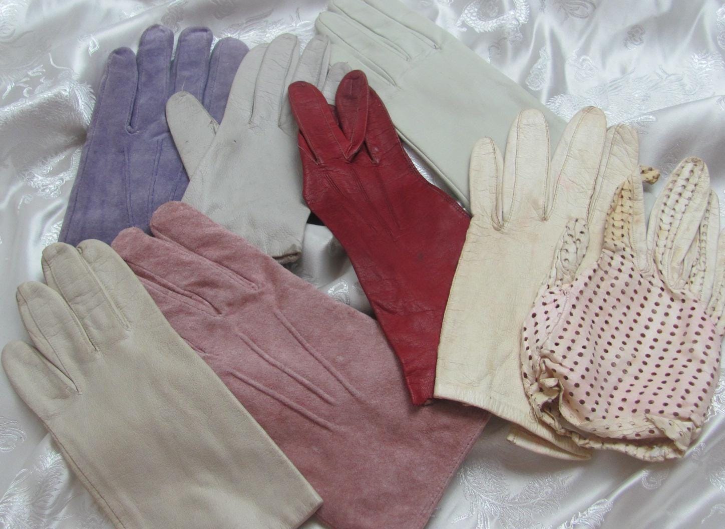 Lot Von 8 Einzelne Kid Skin Wildleder Handgelenk Handschuhe Für Das Handwerk Schneiden Wiederverwendung Recycle // Rot Lavendel Weiß Pink Lot Von 8 Einzelne Kid Skin Wildleder Handgelenk Handschuhe Für Das Handwerk Schneiden Wiederverwendung Recycle // Rot Lavendel Weiß Pink von TotallyLinens