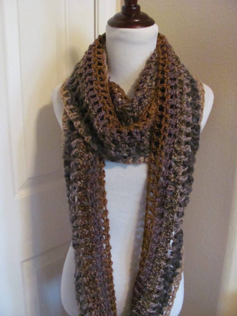 Handgestrickter Gehäkelter Brauner Extra Langer, Superweicher Schal - 18 X 32 cm von TotallyScarves