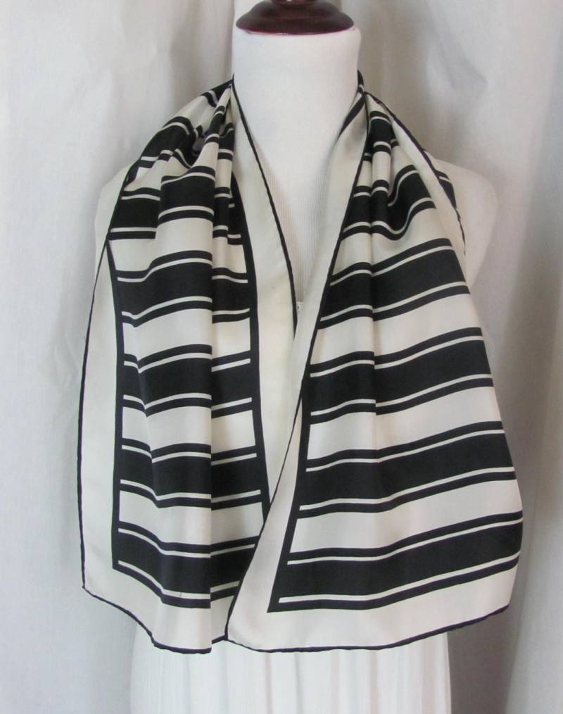 Schöne Retro Weiß Schwarz Streifen Seidenschal - 14 "x 44" Lang // Vintage Designer Signierte Schals Über 800 in Meinem Shop von TotallyScarves