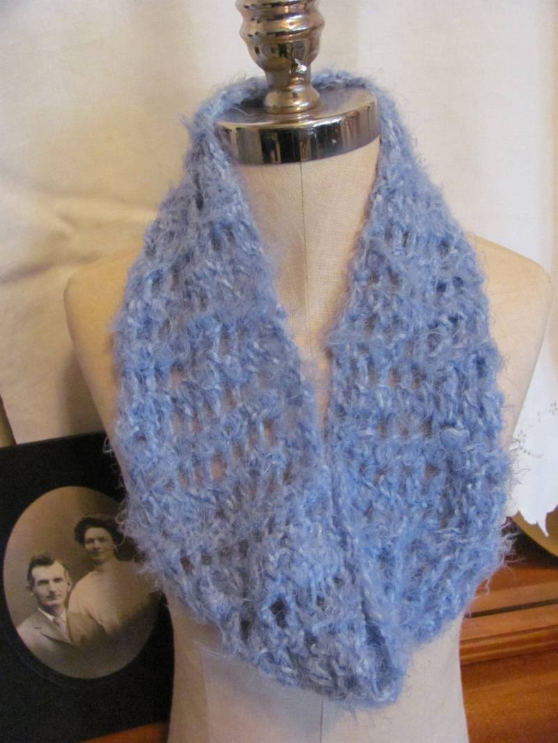 Schöner, Super Weicher, Blauer, Gehäkelter Schal Mit Wasserfallausschnitt - 15 cm Breite // Handgestricktes Unikat Viele Weitere in Meinem Shop von TotallyScarves