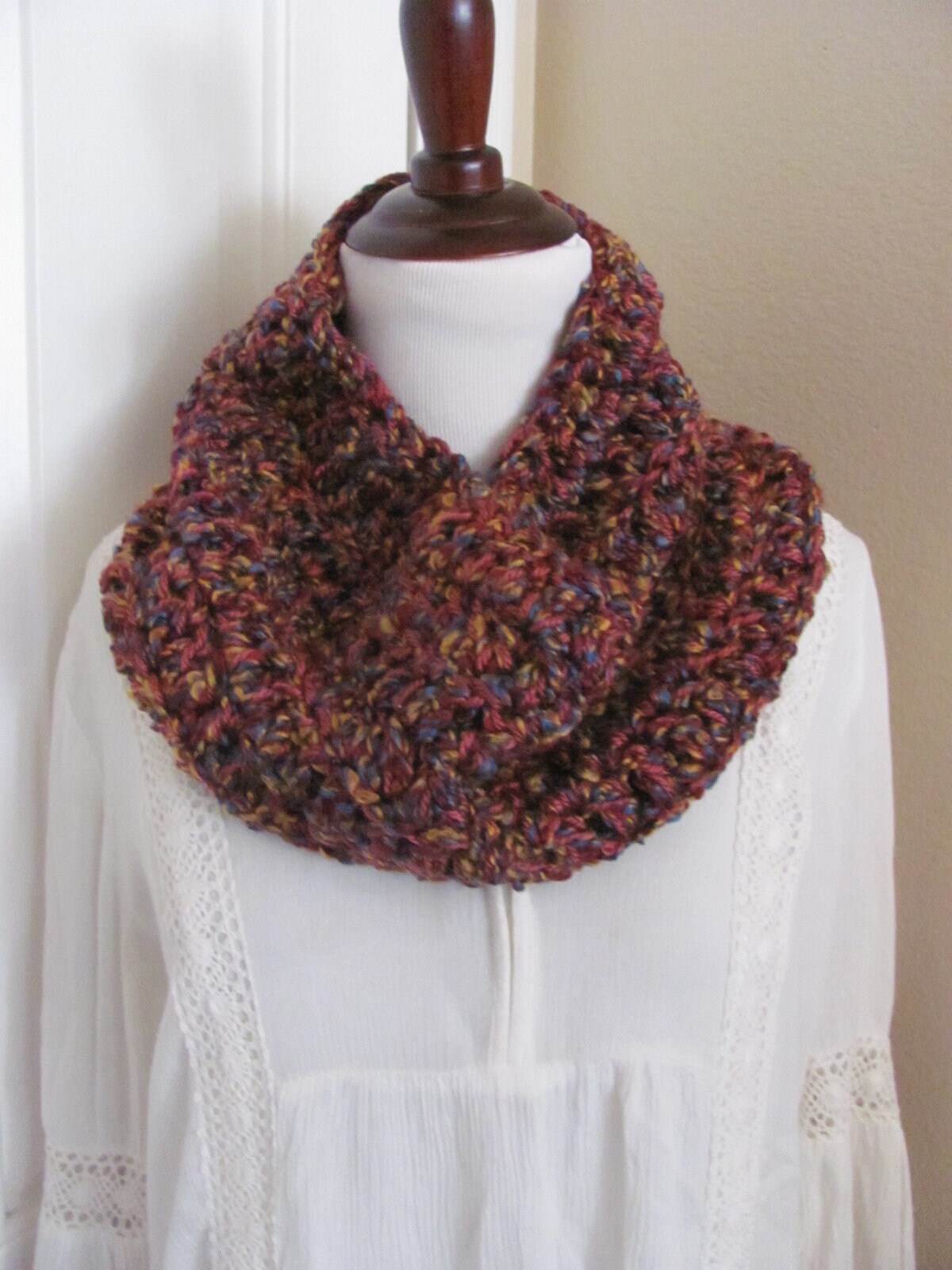 Schöner Weinroter Weicher Dicker Gehäkelter Klobiger Wasserfallausschnitt von TotallyScarves