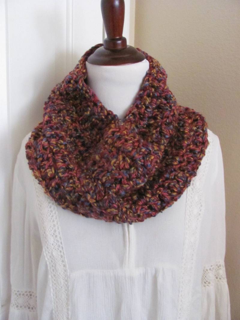 Schöner Weinroter Weicher Dicker Gehäkelter Klobiger Wasserfallausschnitt von TotallyScarves