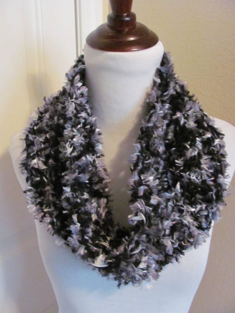 Schwarz Grauer Warmer Grobstrick Schal - 18cm Handgefertigter Unikat Winter von TotallyScarves