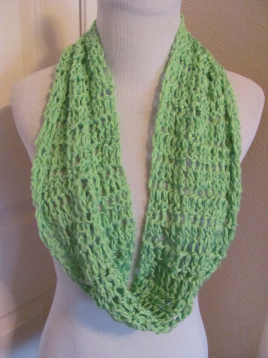 Super Weicher Grüner Gehäkelter Loop-Schal - 8 "Wide X 18" // Handgestricktes Einzelstück in Hellgrün von TotallyScarves