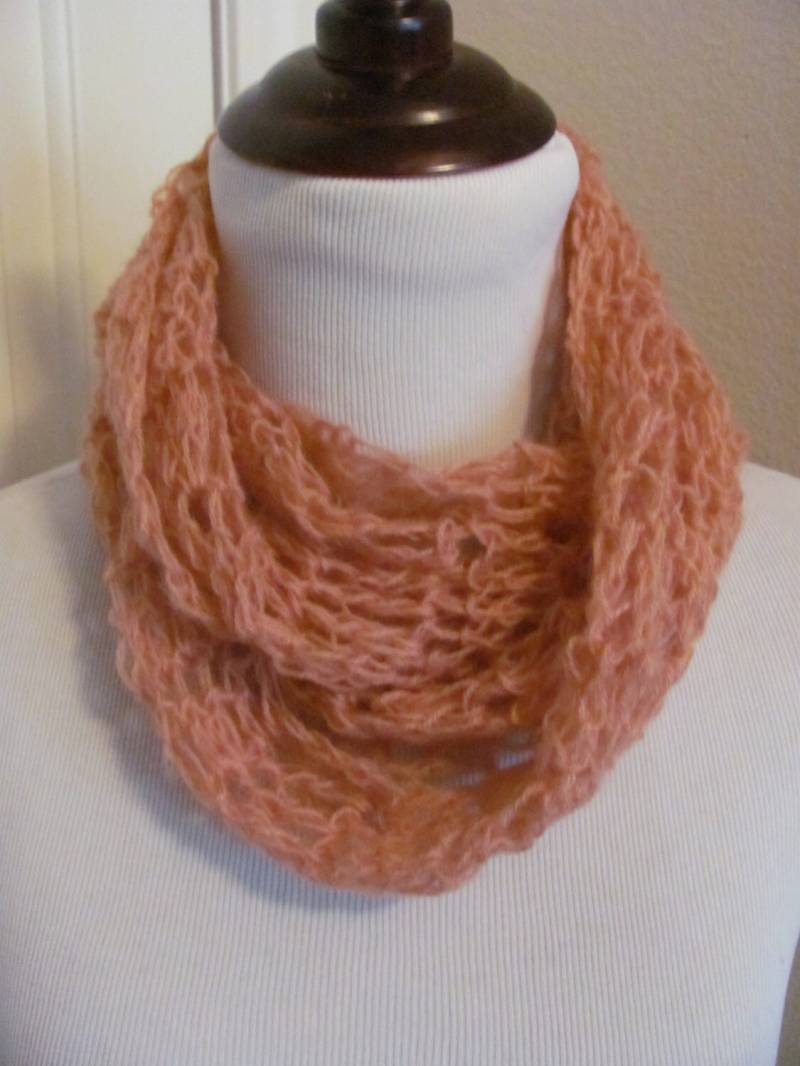 Wunderschöner Leichter Gehäkelter Schal Mit Schalkragen Und - 9 "Breit X 20" Handgestrickt // 1000+ Designer Seide Vintage Schals von TotallyScarves