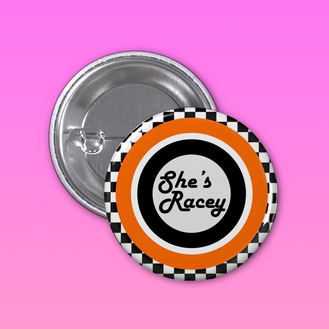 Sie Ist Racey Race Car 1 1/4 Zoll Button Button, Tumblr Pin, Rucksack Pin von TotallyWickedWear