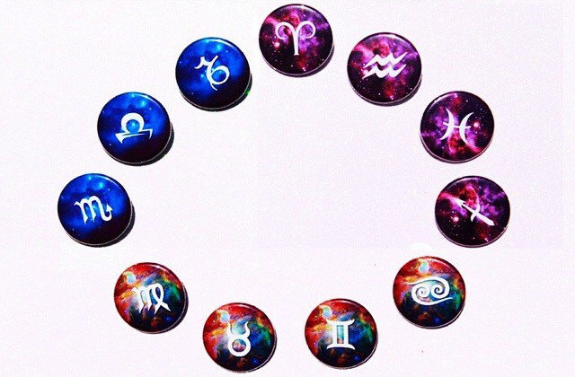 Zodiac Sign Pinback Button 1 1/4 Zoll von TotallyWickedWear