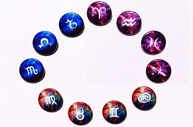 Zodiac Sign Pinback Button 1 1/4 Zoll von TotallyWickedWear