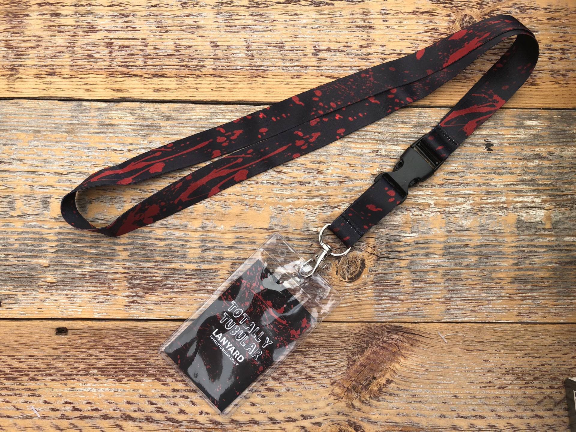 Blut Bespritzt All Over Print Schwarzes Schlüsselband Blut Bespritzt All Over Print Schwarzes Schlüsselband von TotallyyTubular