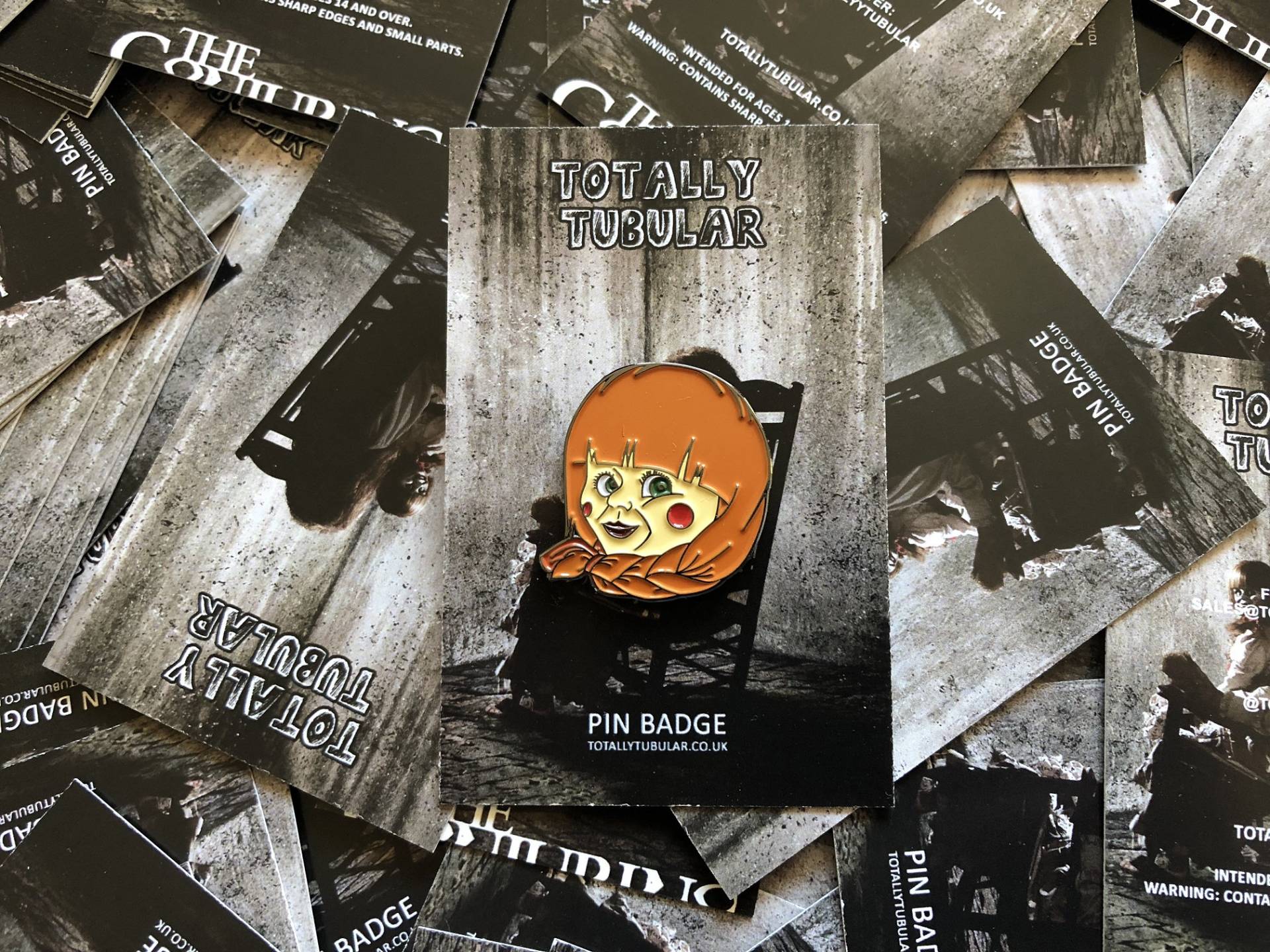 Conjuring - Annabelle Gesicht Emaille Metall Pin Badge Conjuring - Annabelle Gesicht Emaille Metall Pin Badge von TotallyyTubular
