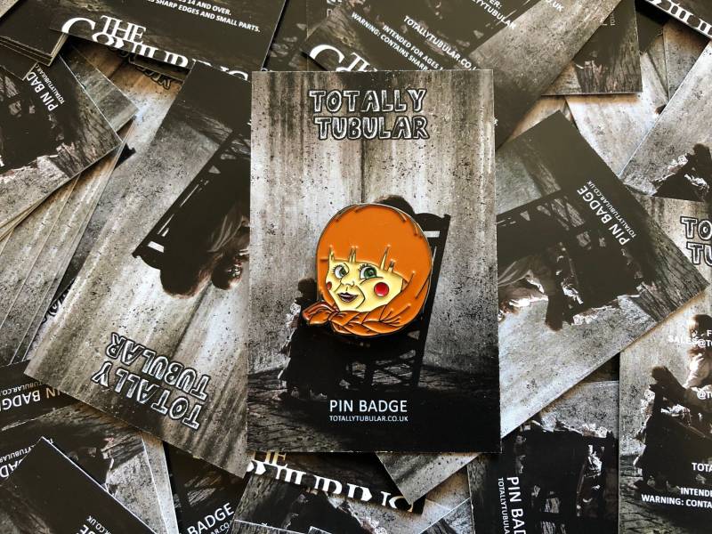 Conjuring - Annabelle Gesicht Emaille Metall Pin Badge Conjuring - Annabelle Gesicht Emaille Metall Pin Badge von TotallyyTubular