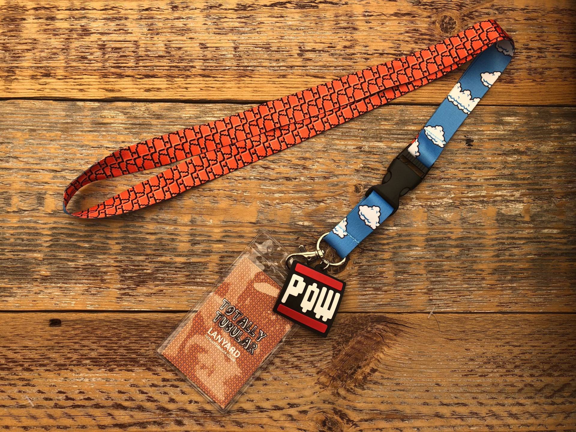 Super Mario Bros Inspirierte Wolke Und Ziegelstein-Druck-Lanyard Super Mario Bros Inspirierte Wolke Und Ziegelstein-Druck-Lanyard von TotallyyTubular