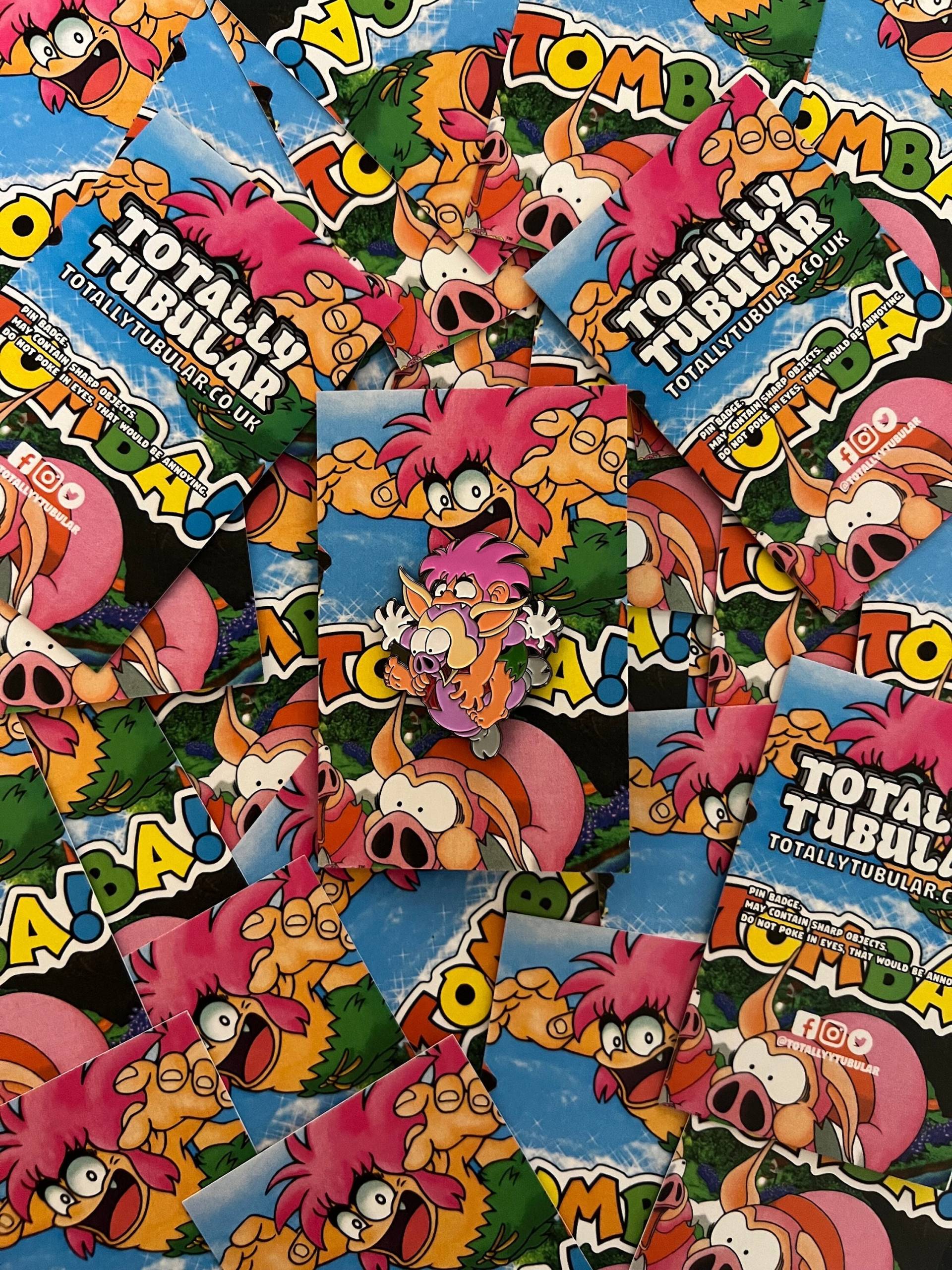 Tomba - Tomba Springt Auf Ein Schwein Emaille Metall Pin Anstecker Tomba - Tomba Springt Auf Ein Schwein Emaille Metall Pin Anstecker von TotallyyTubular