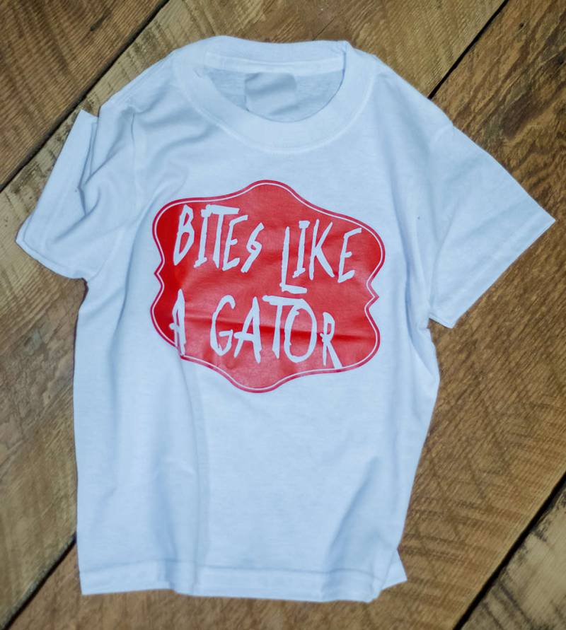 Beißt Wie Eine Gator - Kinder Shirt Jungen Hemd Kleidung Einzigartige T-Shirts Baby Kinderkleidung Beißt Wie Eine Gator - Kinder Shirt Jungen Hemd Kleidung Einzigartige T-Shirts Baby Kinderkleidung von TotandRoo