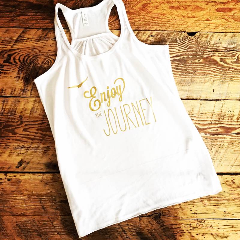 Genießen Sie Die Reise - Mama Tshirt Leben Benutzerdefinierte Trendige T-Shirts Womens Life Tank Top von TotandRoo