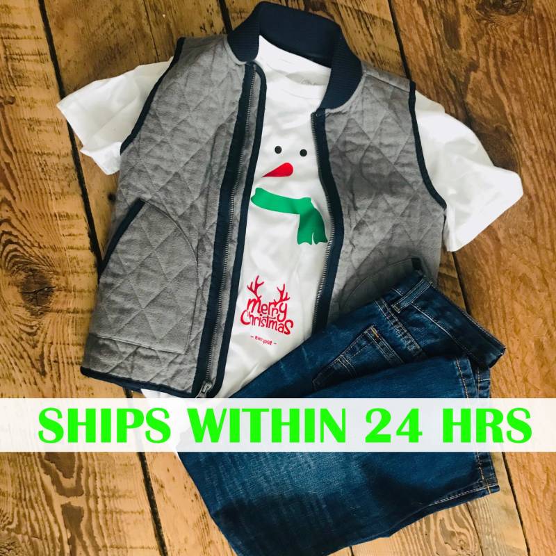 Schneemann T-Shirt - Frohe Weihnachten Sofort Lieferbar Rts Weihnachtsbekleidung Kinder Beliebt Frostig von TotandRoo