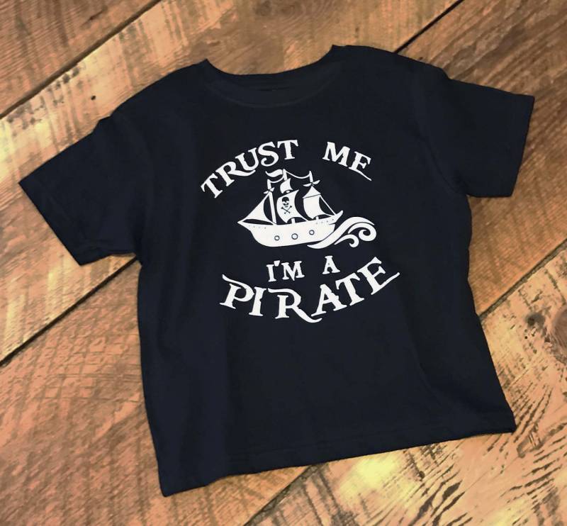 Vertrauen Sie Mir Ich Bin Ein Piraten - Kinder Shirt Boy Kleidung Einzigartige T-Shirts Piraten-T-Shirts von TotandRoo