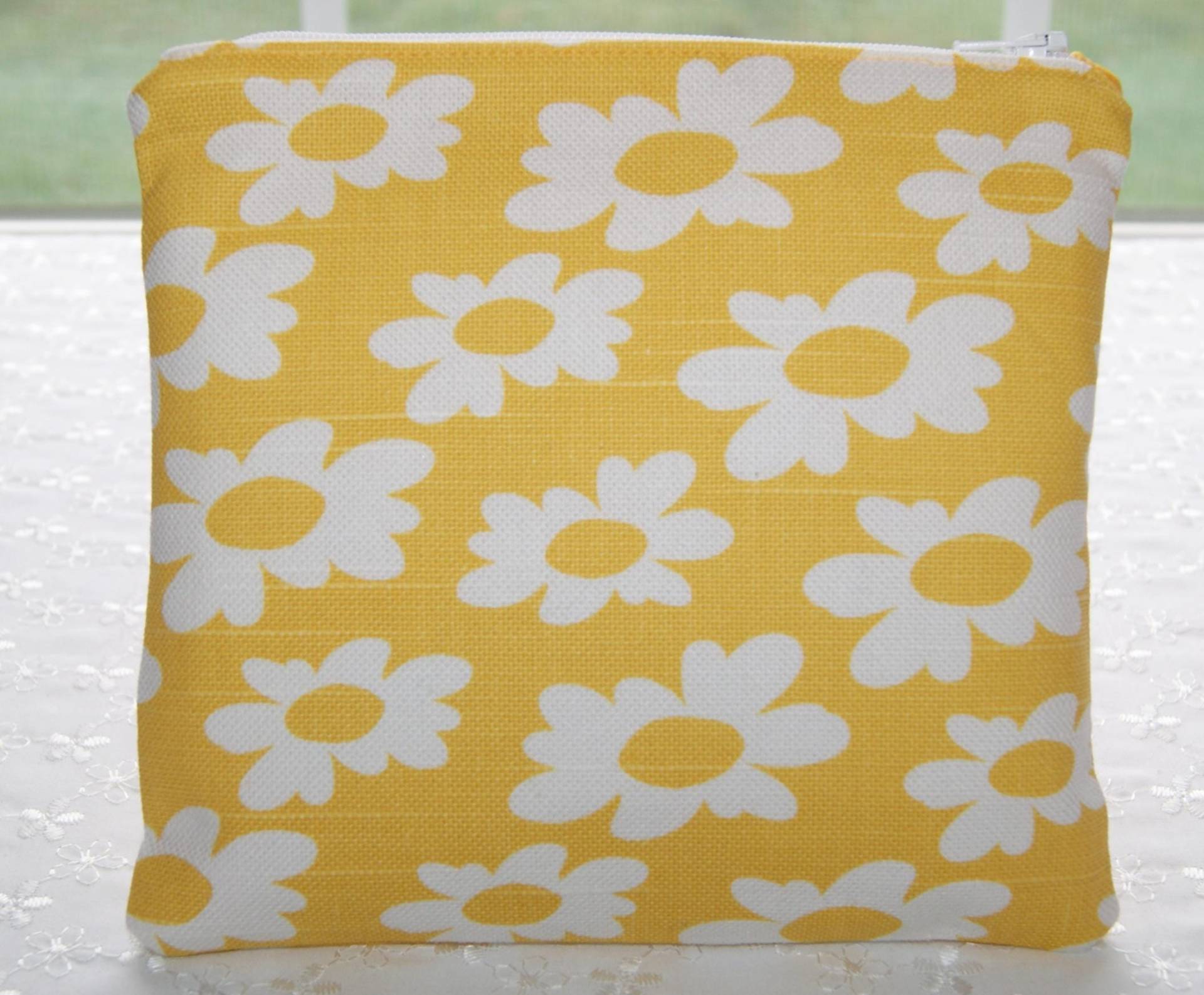 Kleine Kosmetiktasche Gelbes Gänseblümchen Kleine Kosmetiktasche Gelbes Gänseblümchen von ToteworthyDesigns