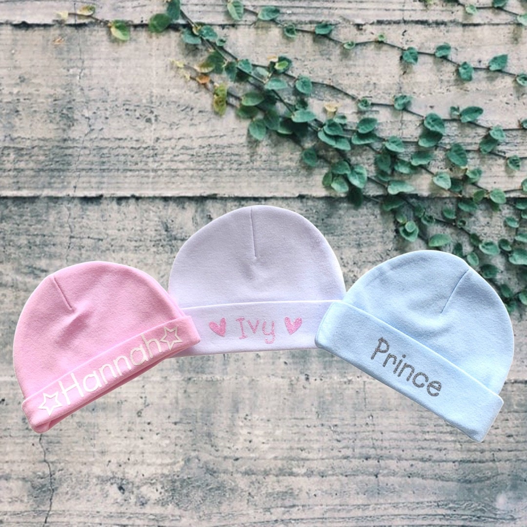 Personalisierte Baby Baumwollmütze Mütze | Weiches Lätzchen Neues Geschenk Junge & Mädchen Unisex Zur Geburt von Totsoflovegifts