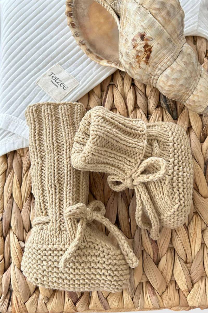 Totzee Geschnürte Babysocken Booties Cappuccino - Handgestrickte Wärme Trifft Auf Eleganten Stil Totzee Geschnürte Babysocken Booties Cappuccino - Handgestrickte Wärme Trifft Auf Eleganten Stil von Totzeeistanbul