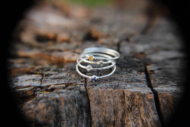 Gehämmertes Sterling Silber Stapelringe Set, Künstliche Edelsteine von TouchOfElements