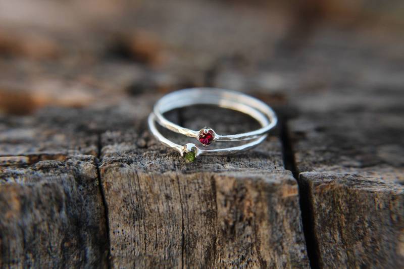 Gehämmerte Stapelringe Aus Sterlingsilber Mit Granat Und Peridot von TouchOfElements