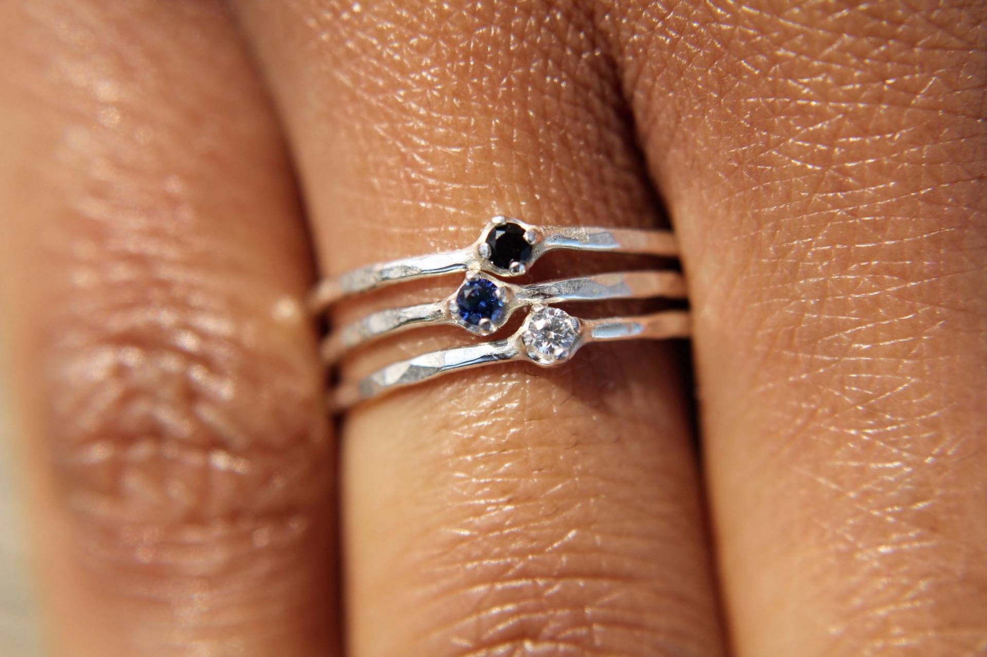 Sterling Silber Gehämmert Stapelring Set, Onyx, Saphir, Cubic Zirkonia von TouchOfElements