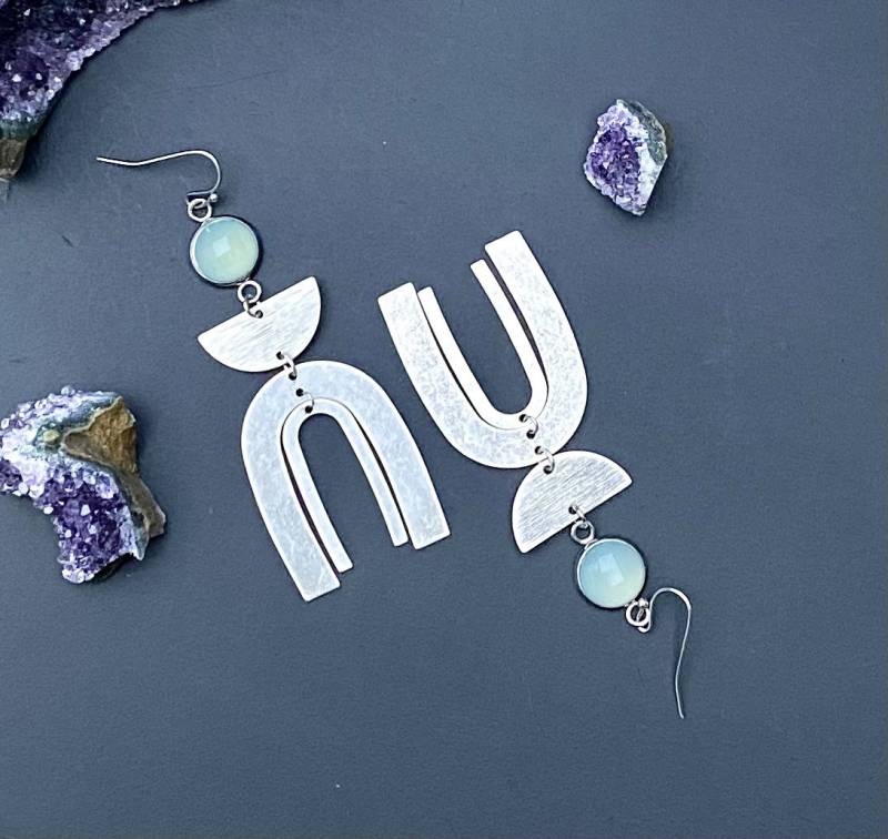 Aqua Chalcedon Bogen Ohrringe Silber, Blauer Ohrringe, Silber Geometrie Unikat Stein Regenbogen von TouchOfStoneDesign
