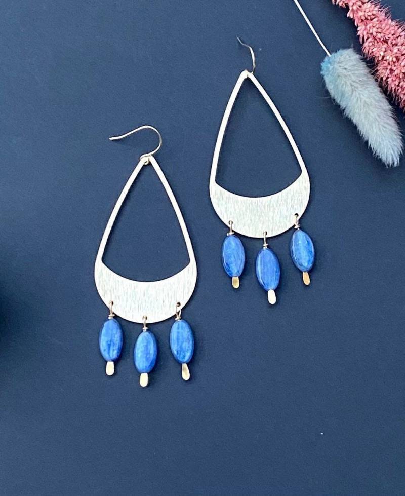 Blaue Kyanit Fransen Ohrringe, Vergoldete Boho Tropfen von TouchOfStoneDesign