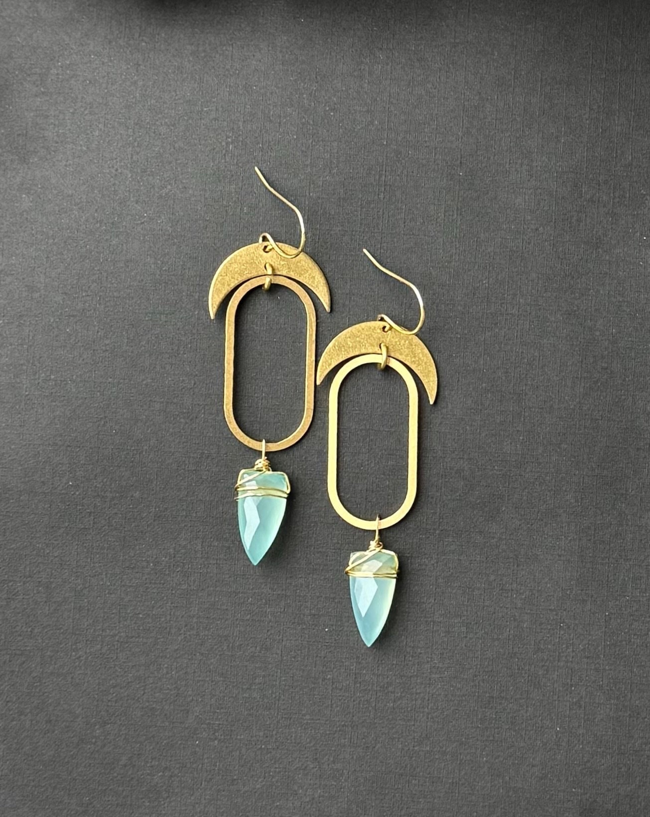 Blauer Chalcedon Ohrringe, Baumeln Kristall Natürliche Blaue Stein Halbmond Tropfen, Edelstein Schmuck von TouchOfStoneDesign