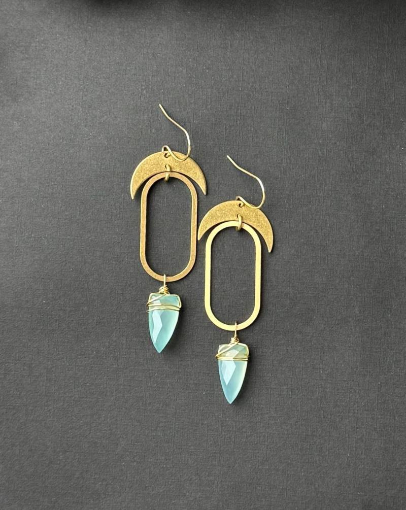 Blauer Chalcedon Ohrringe, Baumeln Kristall Natürliche Blaue Stein Halbmond Tropfen, Edelstein Schmuck von TouchOfStoneDesign
