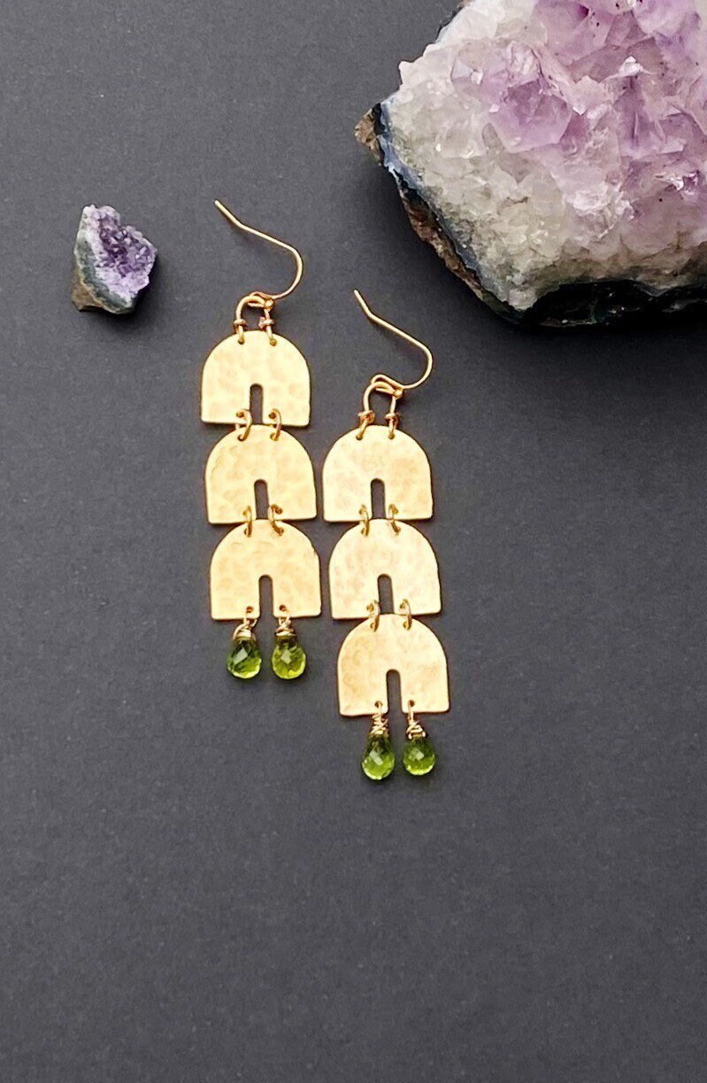 Gehämmert Messing Dreifach Bogen Peridot Ohrringe, Boho Baumeln von TouchOfStoneDesign