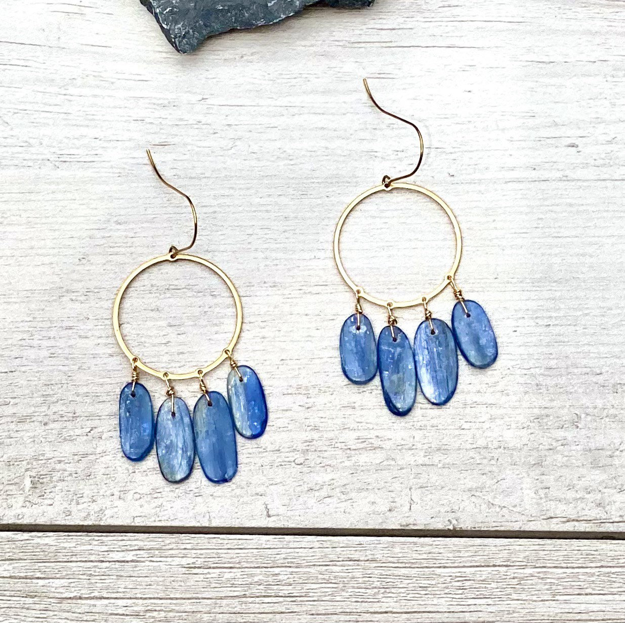 Kyanit Kronleuchter Ohrringe, Lange Blaue Stein Ohrhänger, Gold Boho Edelstein Tropfen, Chandelier Ohrringe von TouchOfStoneDesign