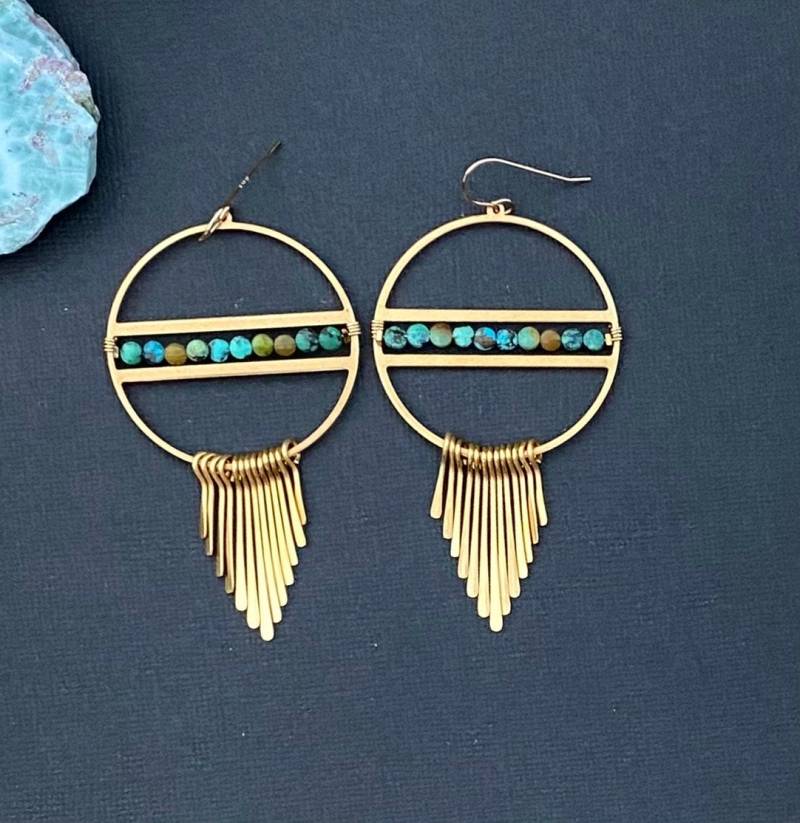 Türkisfarbene Creolen Mit Ombré Fransen, Messing-Quaste Und Edelstein-Ohrringen von TouchOfStoneDesign