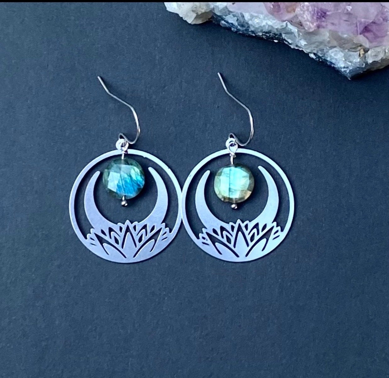 Silber Lotus Ohrringe Mit Labradorit, Edelstahl Doppel Halbmond Ohrringe, Luna Göttin Labradorit Silber Lotus Ohrringe Mit Labradorit, Edelstahl Doppel Halbmond Ohrringe, Luna Göttin Labradorit von TouchOfStoneDesign