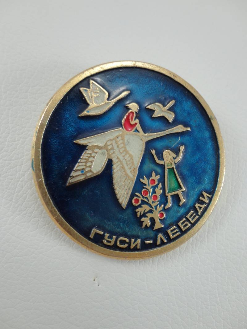 Kleiner Junge Fliegt Auf Gans. Runder Vintage Emaillierter Anstecker von TouchTheOld