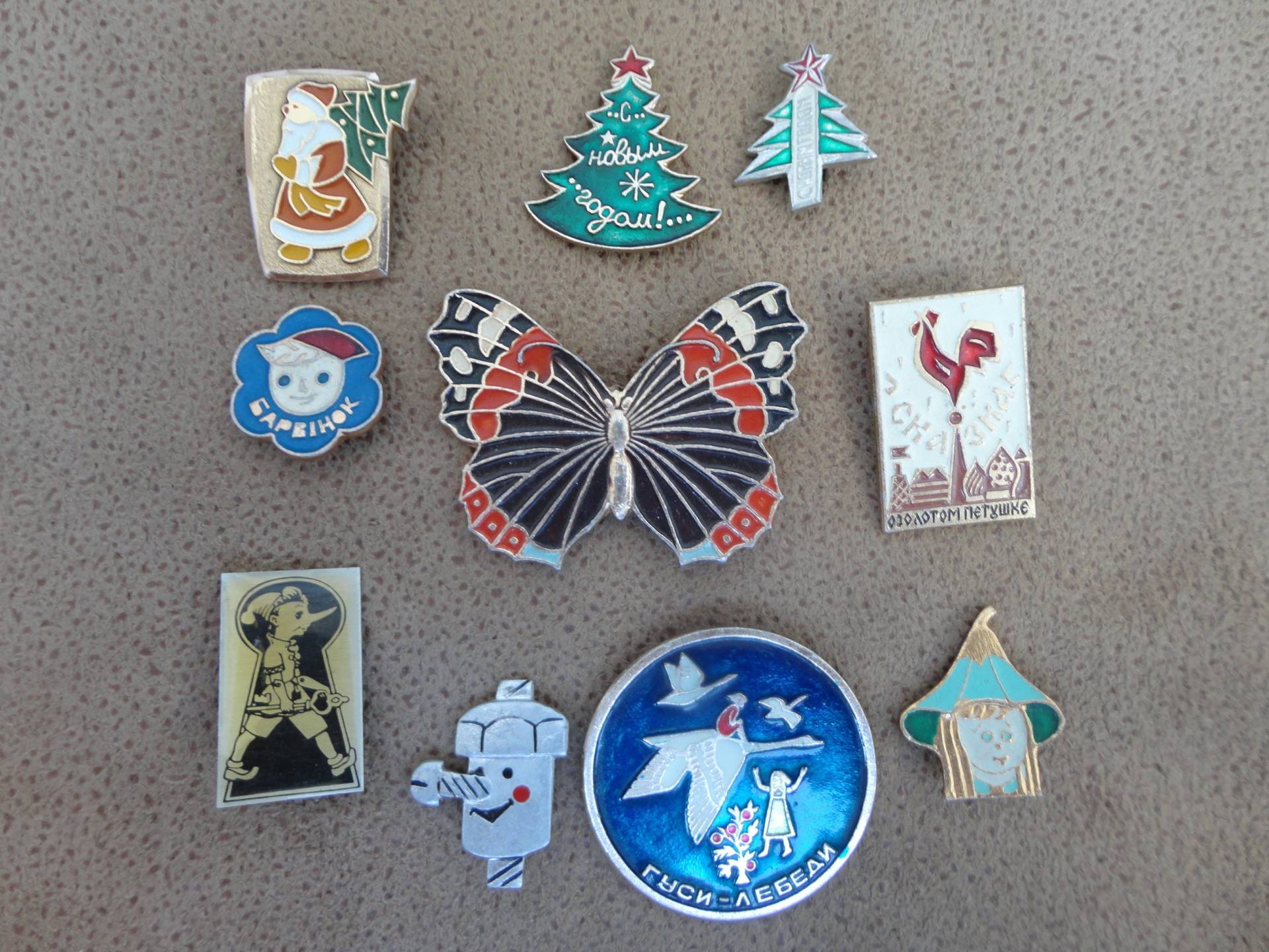 Schmetterling, Weihnachtsmann Mit Weihnachtsbaum, Goldener Hahn, Schwan Und Gänse. Vintage Emaillierte Anstecknadel Schmetterling, Weihnachtsmann Mit Weihnachtsbaum, Goldener Hahn, Schwan Und Gänse. Vintage Emaillierte Anstecknadel von TouchTheOld